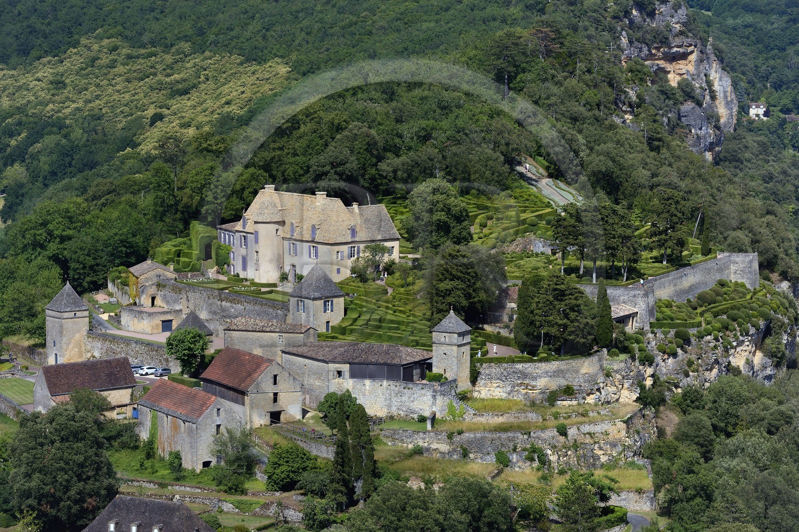 France, Dordogne (24), Périgord Noir, vallée de la Dordogne, Vézac, les jardins du château de Marqueyssac du XVIIIe siècle (vue aérienne)