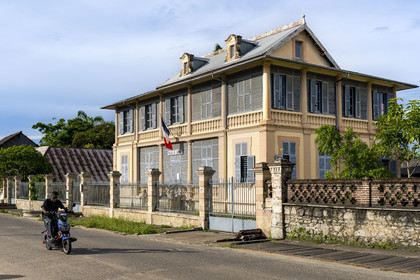 France, Guyane, Saint-Laurent-du-Maroni, immeuble administratif de style colonial avenue du Lieutenant-Colonel Chandon, le Tribunal de proximité de Cayenne