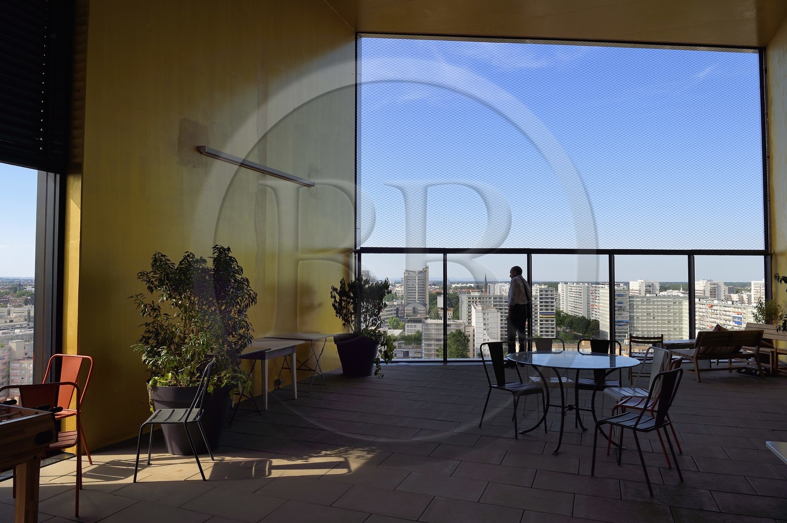 France, Bas-Rhin (67), Strasbourg, amenagement du port du Rhin et reconversion du mole du Bassin d'Austerlitz, écoquartier Danube, espace partagé au sommet de la tour Elithis