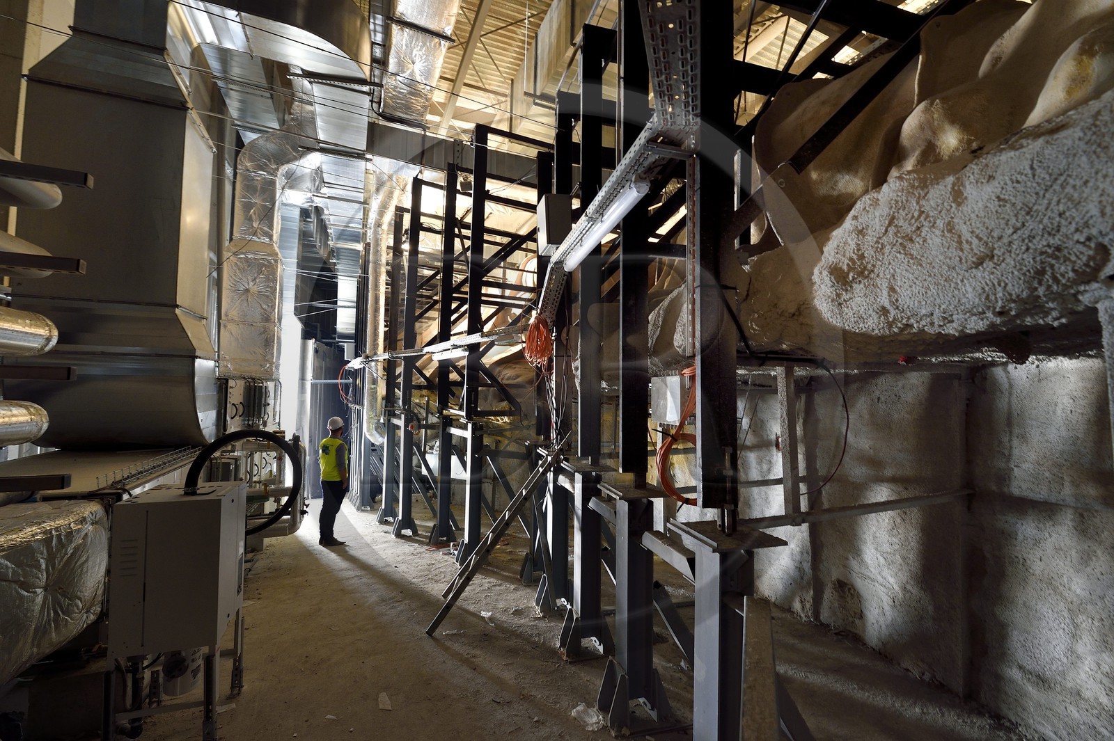 France, Dordogne (24), Montignac, chantier du futur Centre International de l'Art pariétal de Montignac-Lascaux (Lascaux 4), l'envers du décor de la grotte reconstituée par l’Atelier des Fac-Similés du Périgord (AFSP) et la climatisation qui va maintenir la température constamment à 14°C