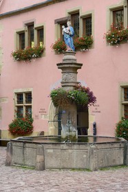France, Haut-Rhin (68), Route des Vins d'Alsace, Turckheim, fontaine Stockbrunna surmontée de la statue de la Vierge devant l'ancien batiment du Corps de Garde