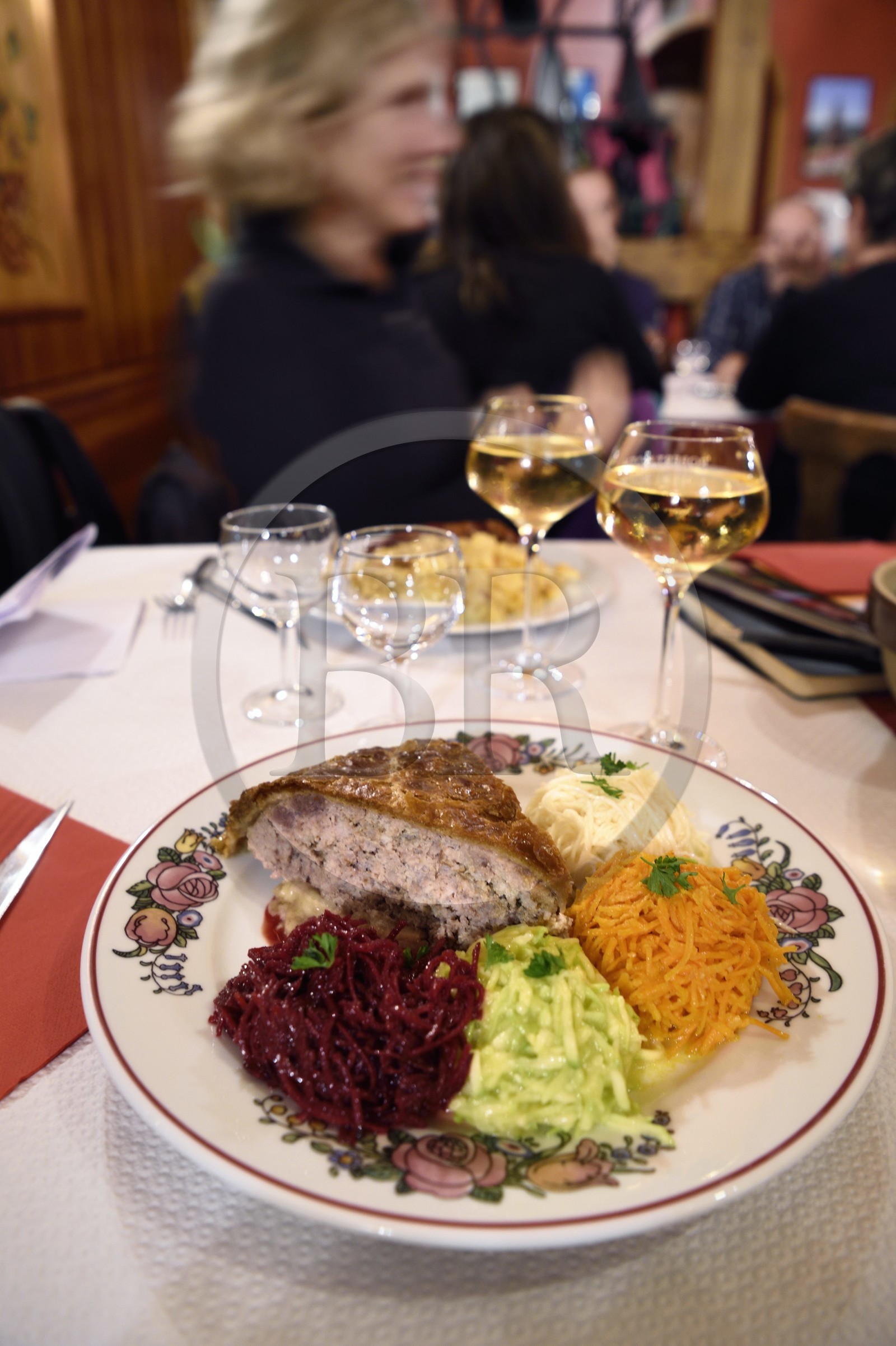 France, Haut-Rhin (68), Kruth, ferme auberge marcaire du Schafert, la tourte alsacienne accompagnée de ses salades