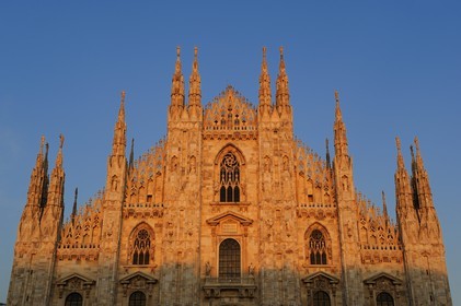 Italie, Lombardie, Milan, le Duomo dans le centre historique, cathédrale de style gothique flamboyant au coucher de soleil
