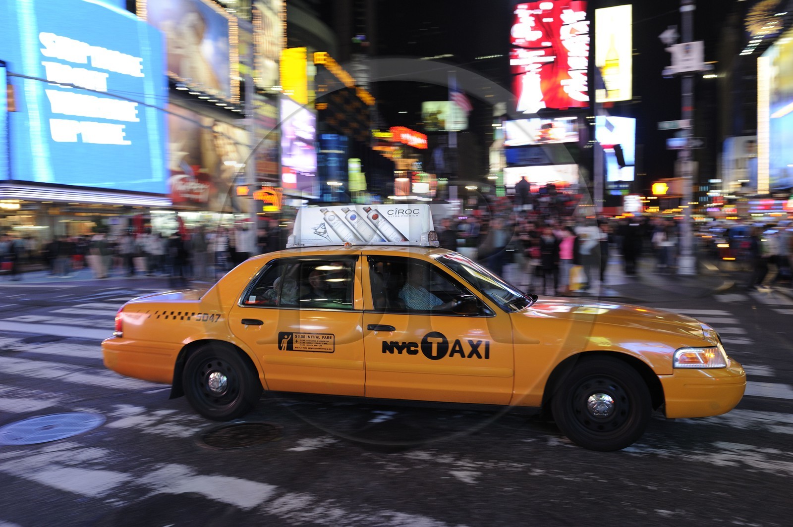 Etats-Unis, New York, Manhattan, Theater district sur Broadway, taxi jaune à Times Square Etats-Unis, New York, Manhattan, Theater district sur Broadway, taxi jaune à Times Square