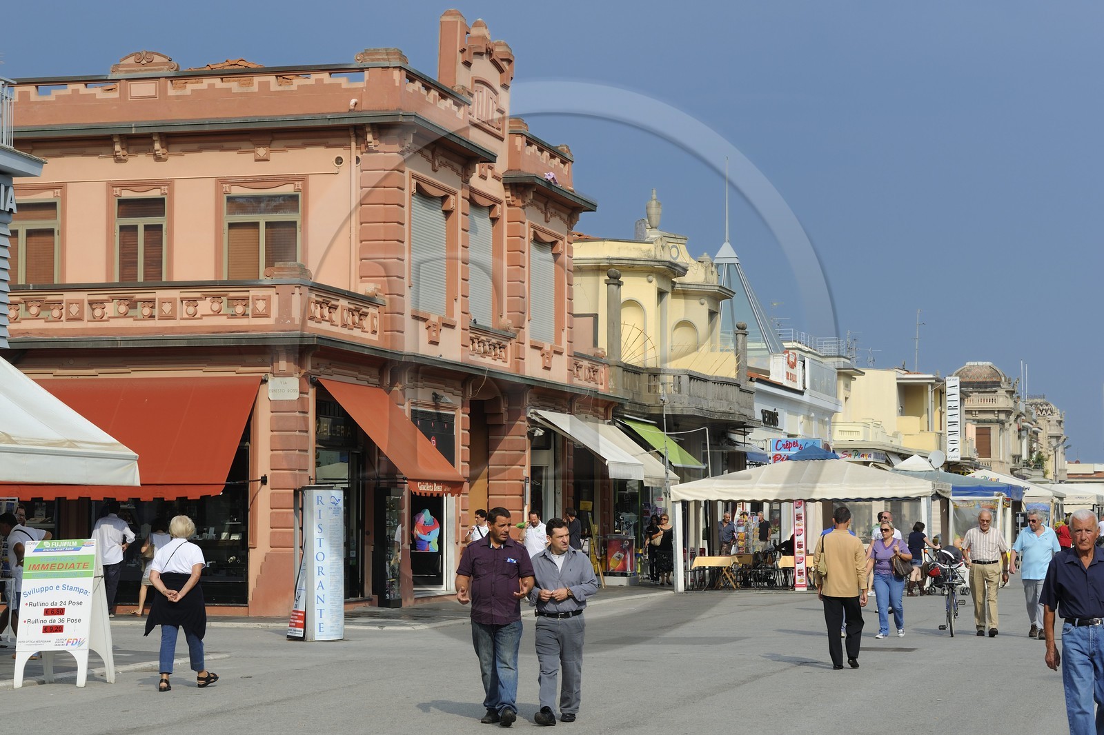 Italie, Toscane, province de Lucques, station balnéaire de Viareggio, la promenade Passeggiata avec ses cafés et ses commerces