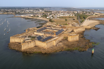 France, Morbihan (56), Port-Louis, la citadelle de Port-Louis remaniée par Vauban à l'entrée de la rade de Lorient, musée de la Compagnie des Indes (vue aérienne)