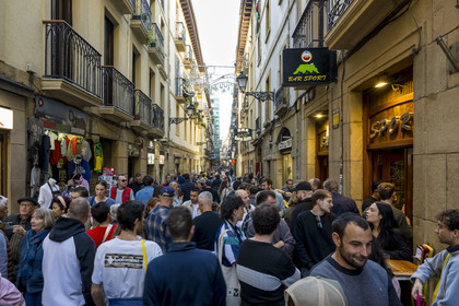 Espagne, province du Guipuscoa (Gipuzkoa), Saint-Sébastien (Donostia), bars à pintxos dans la Fermin Calbeton Kalea