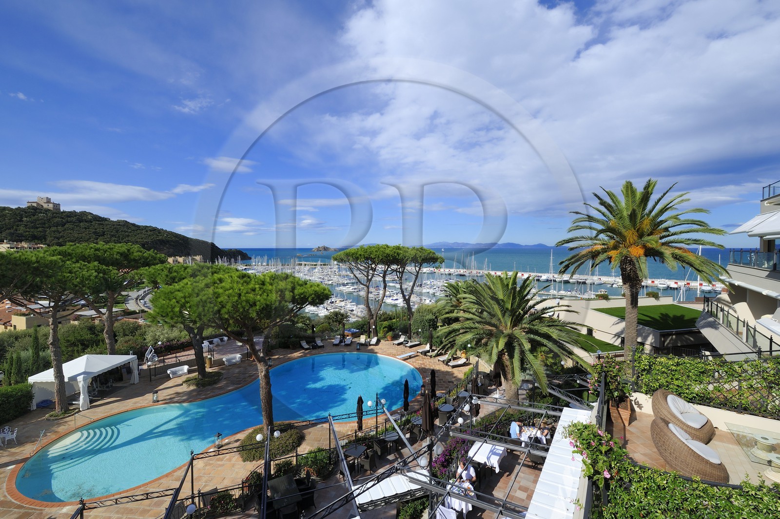 Italie, Toscane, marina de Punta Ala depuis l'hotel Relais & Chateaux Cala del Porto et l'Ile d'Elbe en arrière plan Italie, Toscane, marina de Punta Ala depuis l'hotel Relais & Chateaux Cala del Porto et l'Ile d'Elbe en arrière plan