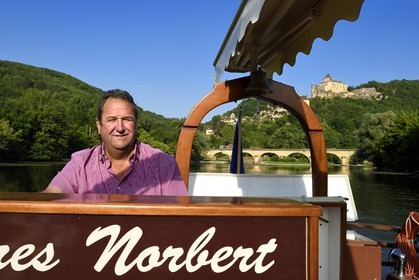 France, Dordogne (24), Périgord Noir, vallée de la Dordogne, gabare sur la rivière Dordogne en amont de Castelnaud-la-Chapelle, Michel Léger directeur des Gabares Norbert