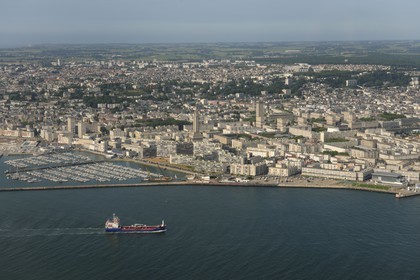 France, Seine-Maritime (76), Le Havre, classé Patrimoine Mondial de l'UNESCO, le coeur de la ville autour de la Tour Lanterne de l'église Saint-Joseph (vue aérienne)