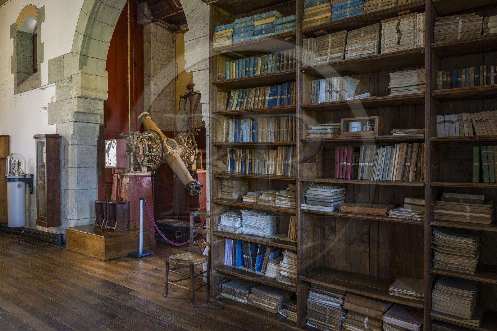 France, Pyrénées-Atlantiques (64), la côte du Pays-Basque, Hendaye, chateau d'Abbadia construit en 1870 par Eugène Viollet-le-Duc pour Antoine d'Abbadie d'Arrast, La lunette méridienne dans l'observatoire astronomique France, Pyrénées-Atlantiques (64), la côte du Pays-Basque, Hendaye, chateau d'Abbadia construit en 1870 par Eugène Viollet-le-Duc pour Antoine d'Abbadie d'Arrast, La lunette méridienne dans l'observatoire astronomique