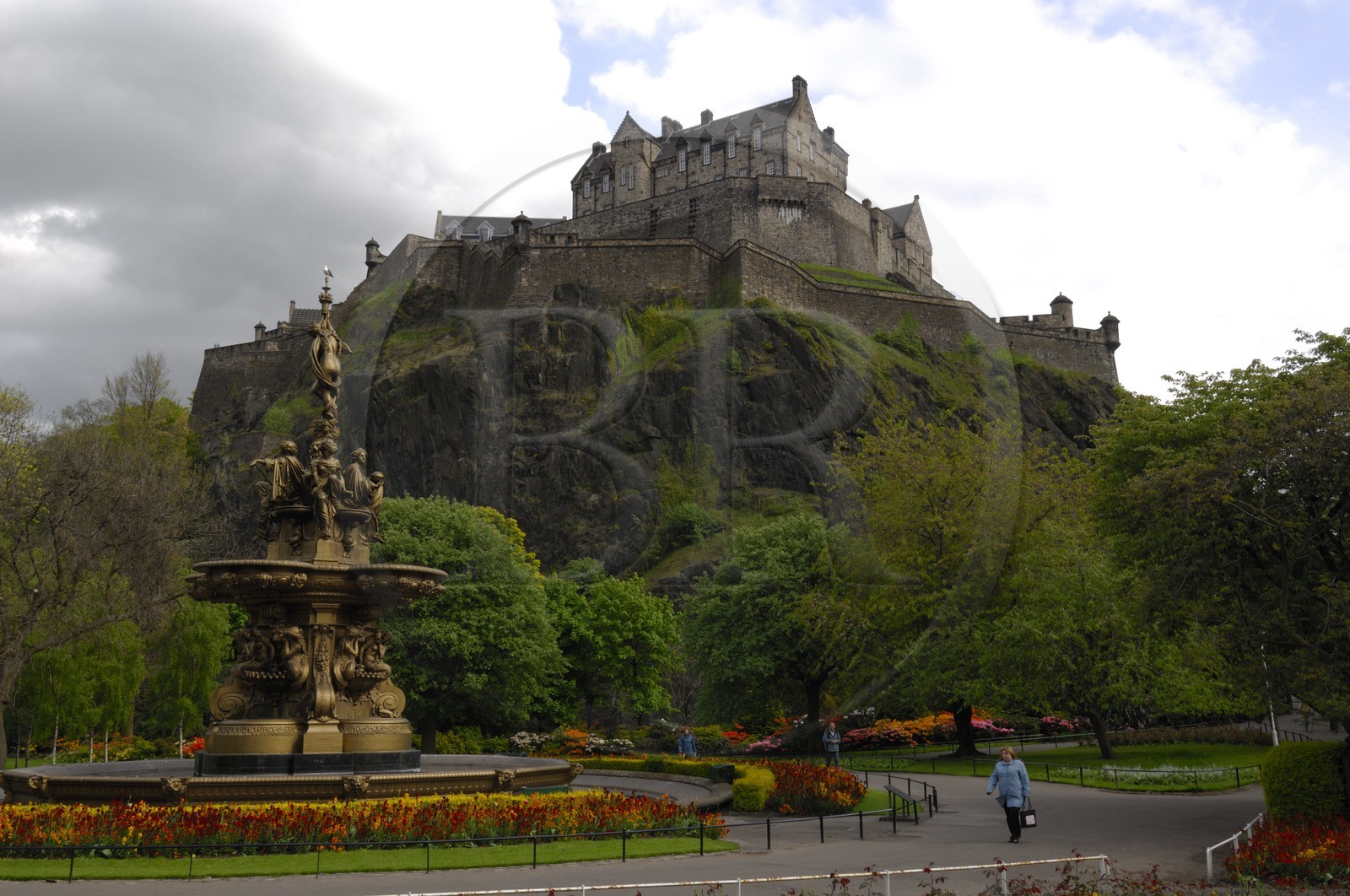 Royaume-Uni, Ecosse, Edimbourg, le château surplombant Princes street gardens