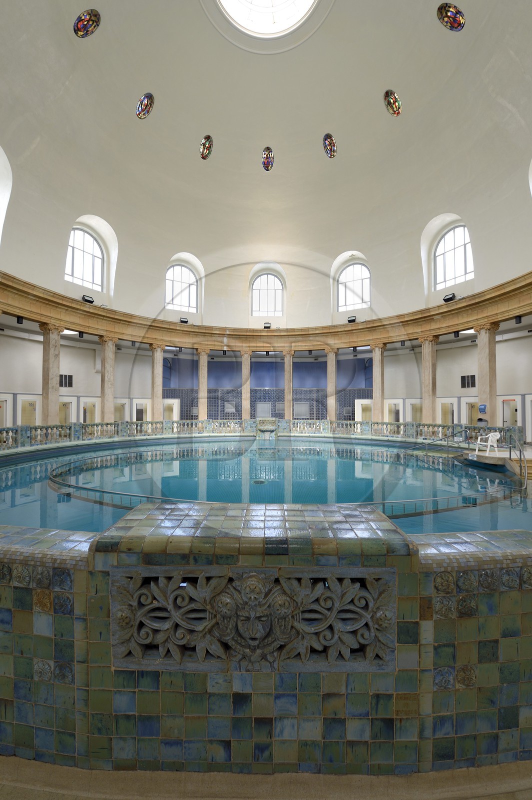 France, Meurthe-et-Moselle (54), Nancy, la piscine ronde de Nancy Thermal sous une coupole