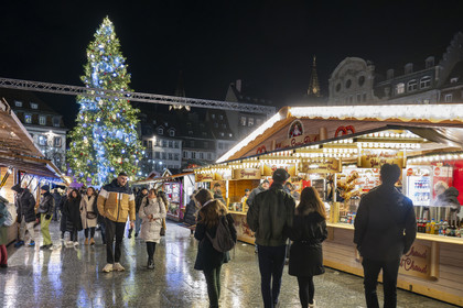France, Bas-Rhin (67), Strasbourg, vieille ville classée au Patrimoine Mondial de l’UNESCO, le Grand Sapin de Noël de la place Kléber