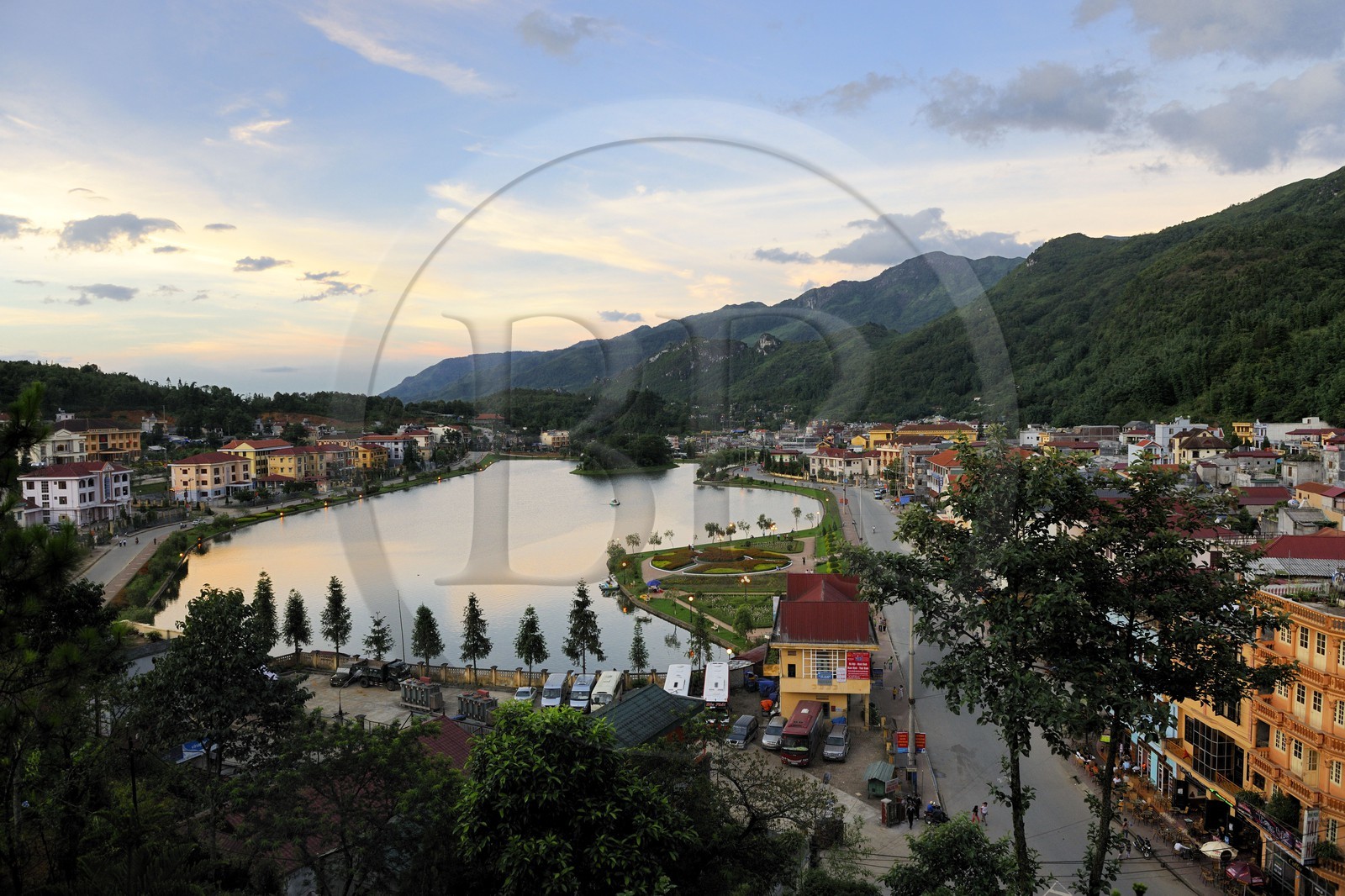 Vietnam, province de Lao Cai, ville de Sapa, le lac à la tombée de la nuit