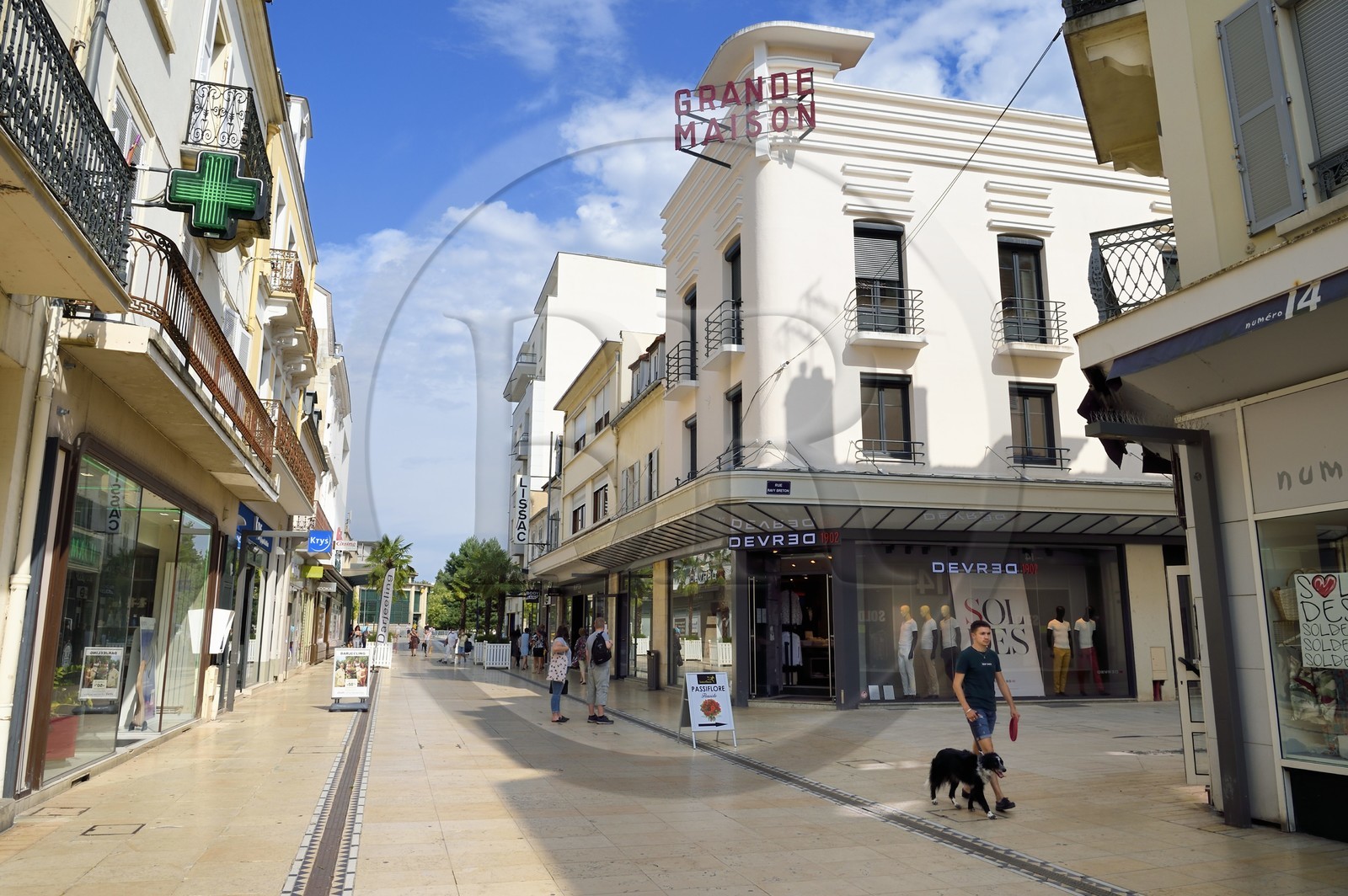 France, Allier (03), Vichy, immeuble art Déco rue de l'Hotel des Postes, piétonne et commercante