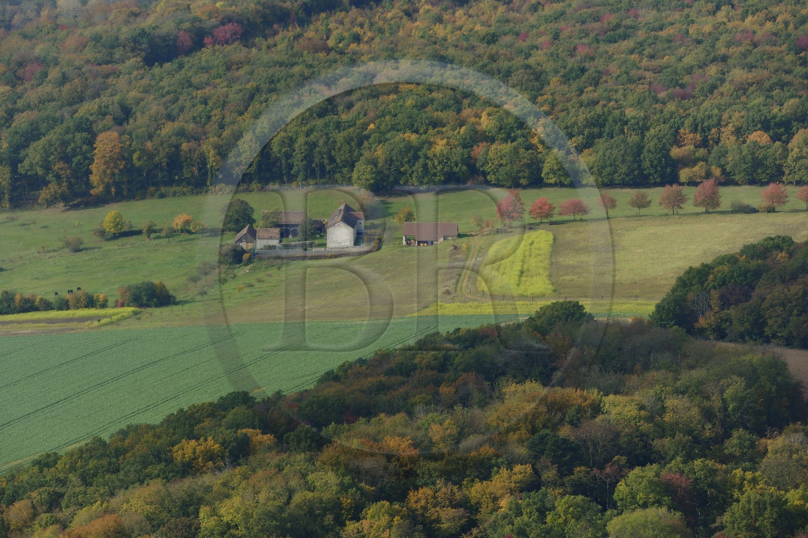 France, Val d'Oise (95), Chaussy, parc naturel du Vexin français, ferme (vue aérienne)