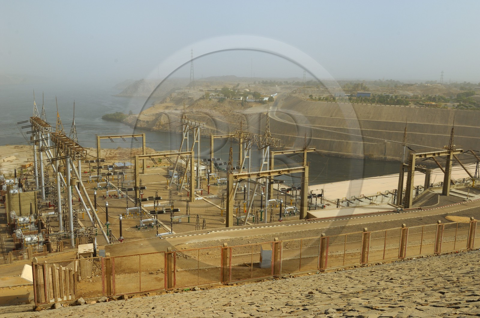 Egypte, Haute Egypte, Assouan, centrale hydroélectrique du haut-barrage sur le Nil