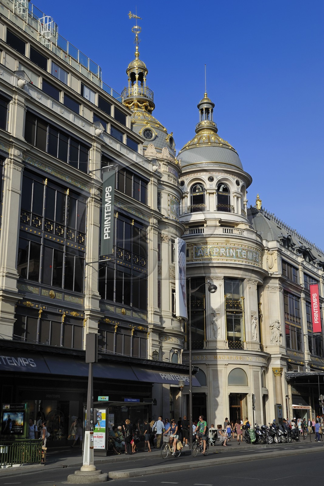 France, Paris (75), la coupole dorée du grand magasin Le Printemps et le boulevard Haussmann