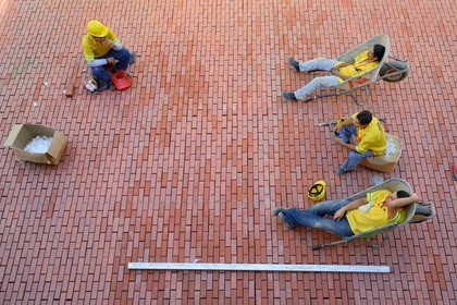 Panama, Panama City, district historique classé Patrimoine Mondial de l'UNESCO, quartier de Casco Antiguo (Viejo), temps de repos pendant des travaux de pavage