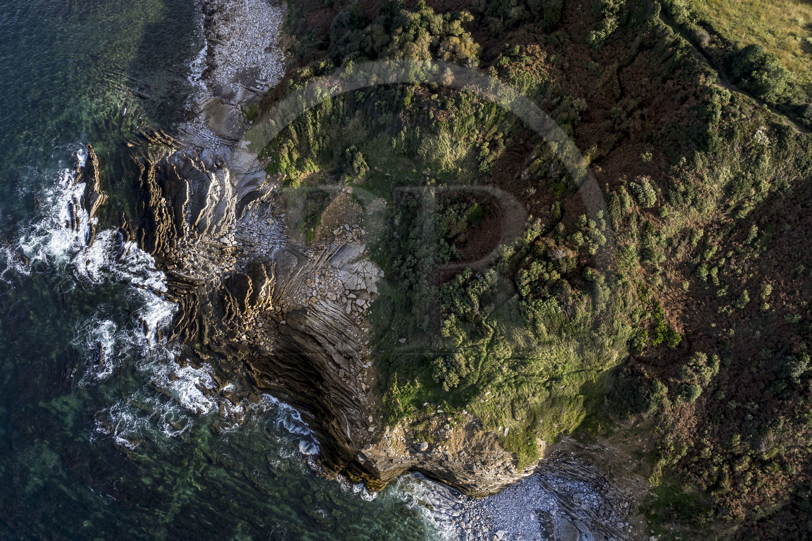 France, Pyrénées-Atlantiques (64), la côte du Pays-Basque, Saint-Jean-de-Luz, falaises de flysch, sortes de mille-feuille alternant roches dures et roches tendres, à la pointe entre la plage d’Erromardie et la plage de Lafitenia (vue aérienne) France, Pyrénées-Atlantiques (64), la côte du Pays-Basque, Saint-Jean-de-Luz, falaises de flysch, sortes de mille-feuille alternant roches dures et roches tendres, à la pointe entre la plage d’Erromardie et la plage de Lafitenia (vue aérienne)
