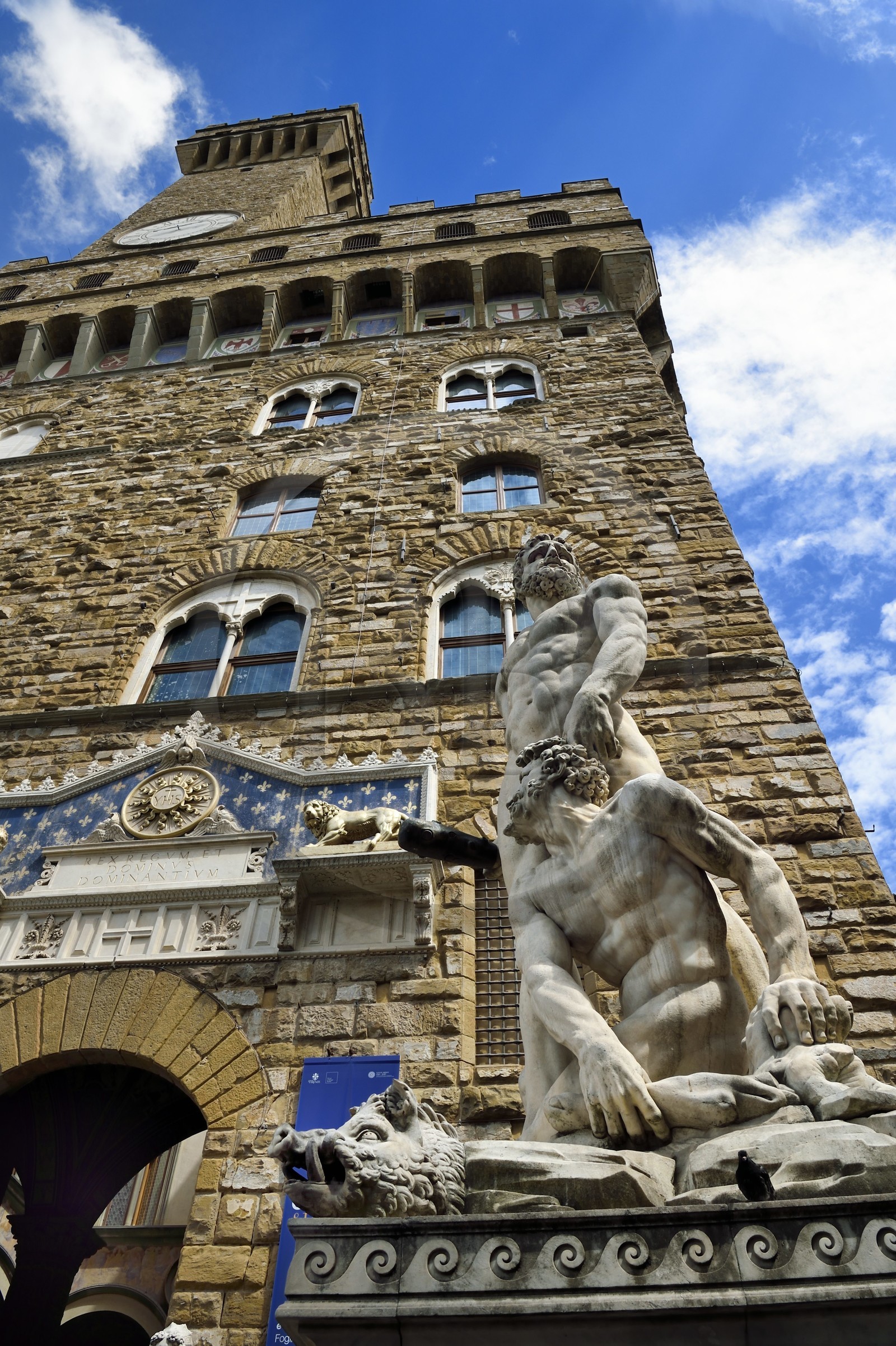 Italie, Toscane, Florence, centre historique classé Patrimoine Mondial de l'UNESCO, la place Piazza de La Signoria, le Palazzo Vecchio, statue de d'Hercule et Cacus de Baccio Bandinelli devant le musée