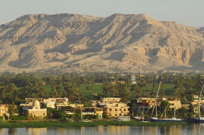 Egypte, Haute Egypte, vallée du Nil, Louxor, la rive ouest dominée par la montagne thébaine et le Nil