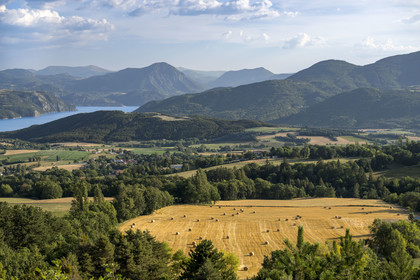 France, Hautes Alpes (05), Prunières, les pentes cultivées au Nord du lac de Serre-Ponçon