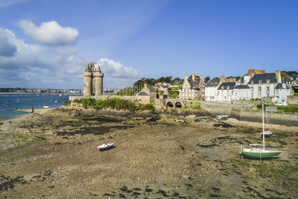 France, Ille-et-Vilaine (35), Côte d'Emeraude, Saint-Malo, quartier Saint-Servan, le port et la Tour Solidor construite en 1382, musée international du Long-Cours Cap-Hornier (vue aérienne)
