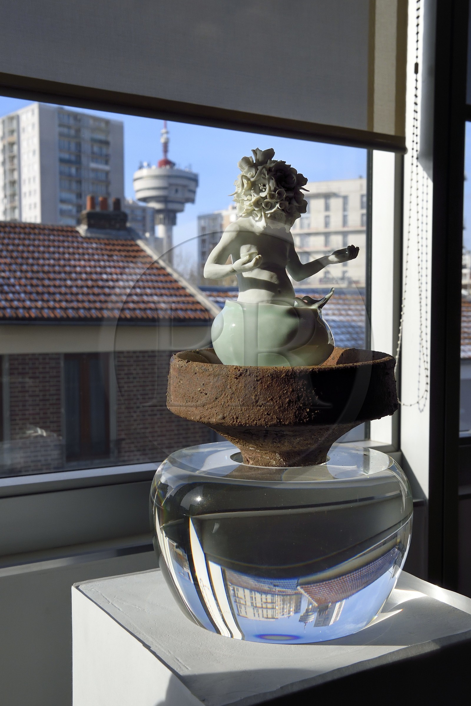 France, l'artiste peintre Xiao Fan Ru dans son atelier des Lilas près de Paris