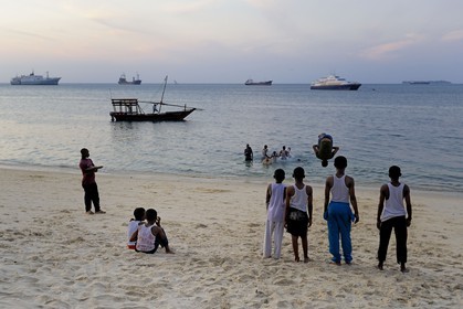 Tanzanie, archipel de Zanzibar, île de Unguja (Zanzibar), ville de Zanzibar, quartier Stone Town, classé Patrimoine Mondial de l' UNESCO, acrobaties sur la plage