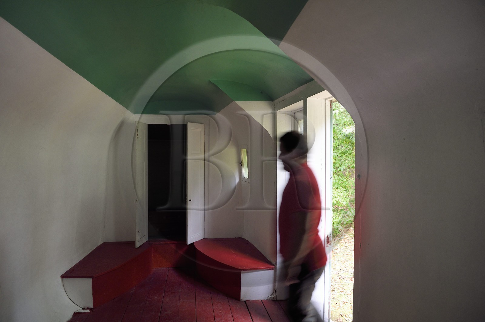 France, Seine-Maritime (76), Pays de Caux, Côte d'Albâtre, Etretat, la maison de Guy de Maupassant appelée La Guillette, caloge qui servait de logement pour son valet François Tassart, c'est une cabane aménagée à partir d'un ancien bateau de pecheur devenu impropre à la navigation