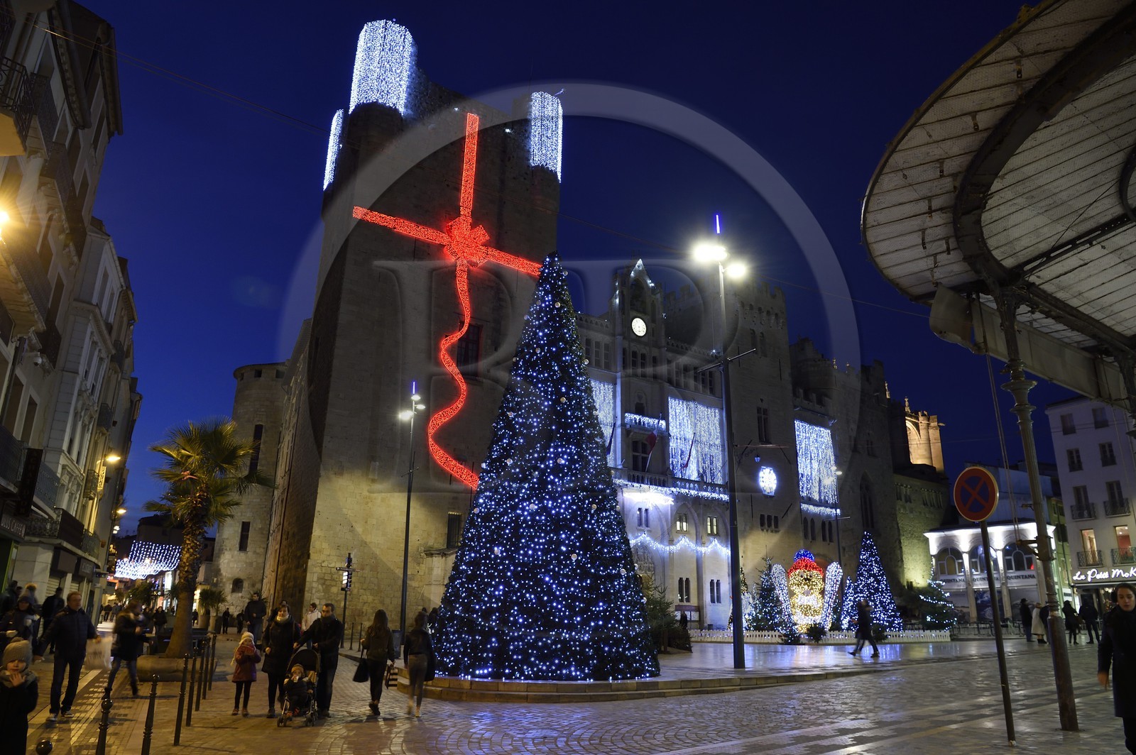 France, Aude (11), Narbonne, cathédrale Saint-Just-et-Saint-Pasteur avec les décorations de Noël France, Aude (11), Narbonne, cathédrale Saint-Just-et-Saint-Pasteur avec les décorations de Noël