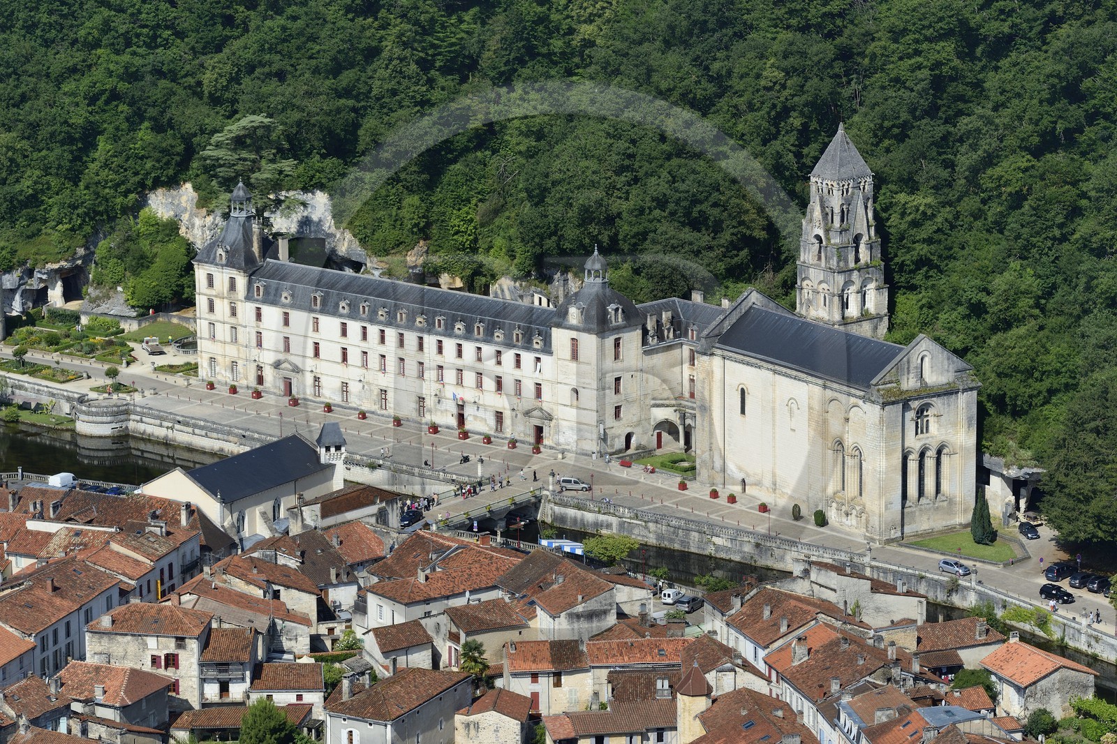 France, Dordogne (24), Brantôme, l'abbaye bénédictine Saint-Pierre en bordure de la Dronne et le village (vue aérienne)