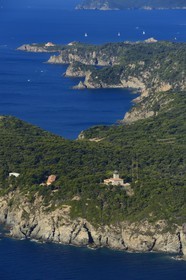 France, Var (83), Iles d'Hyères, parc national de Port Cros, Ile de Porquerolles, le phare sur la côte Sud et les Forts du Grand Langoustier et Petit Langoustier en arrière plan (vue aérienne)