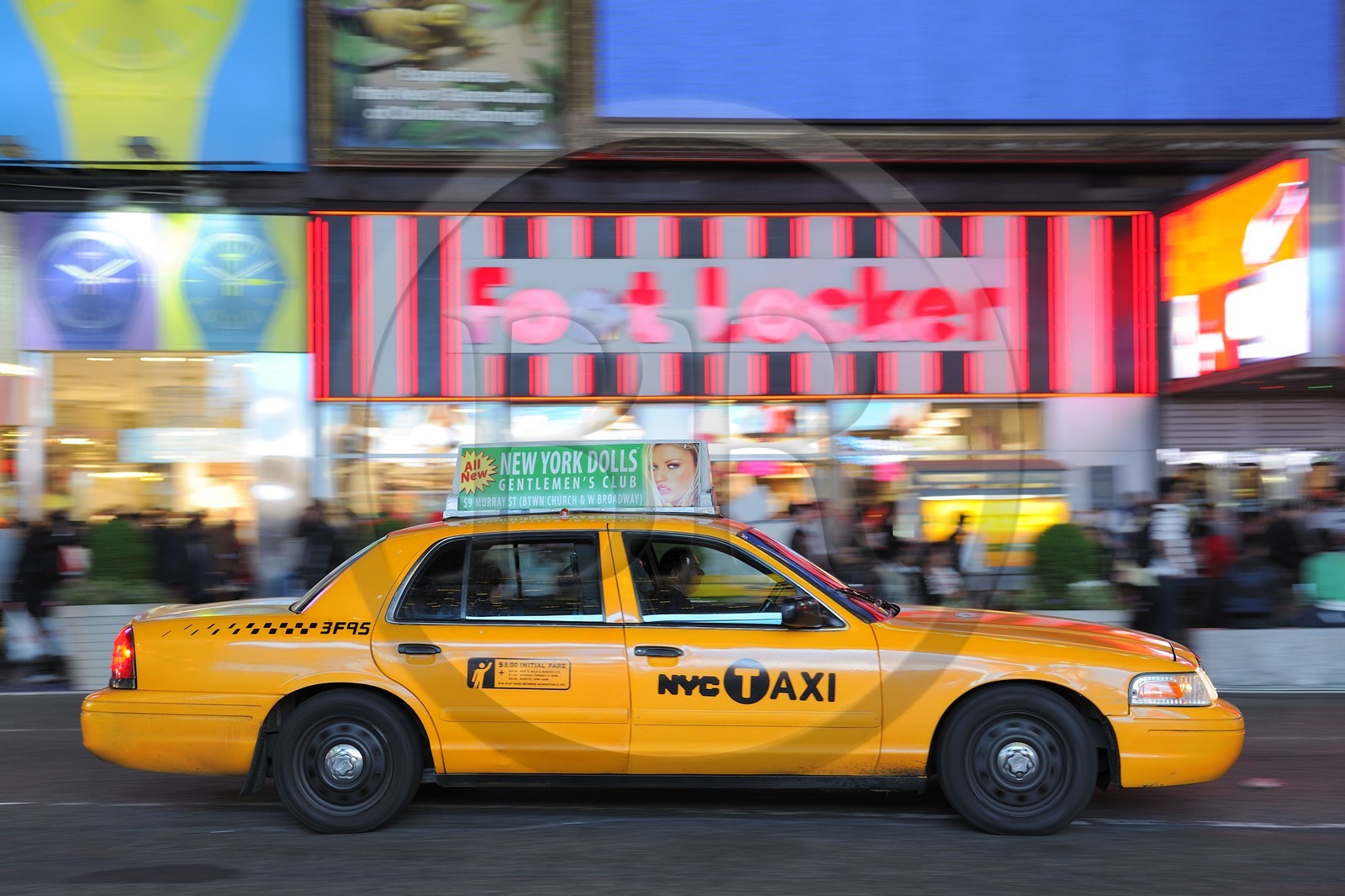 Etats-Unis, New York, Manhattan, Theater district sur Broadway, taxi jaune à Times Square Etats-Unis, New York, Manhattan, Theater district sur Broadway, taxi jaune à Times Square