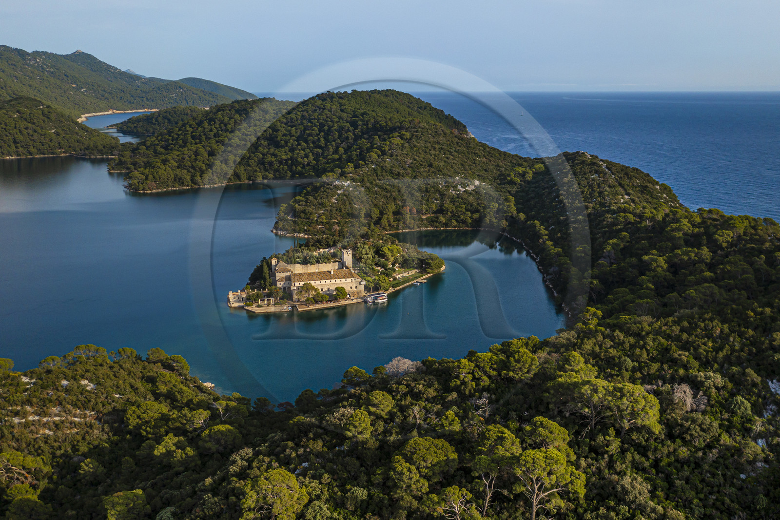 Croatie, Dalmatie, cote dalmate, Ile de Mljet, Parc national de Mljet, ancien monastère bénédictin sur l'ilot de Sainte Marie (Sveta Marija) (vue aérienne)