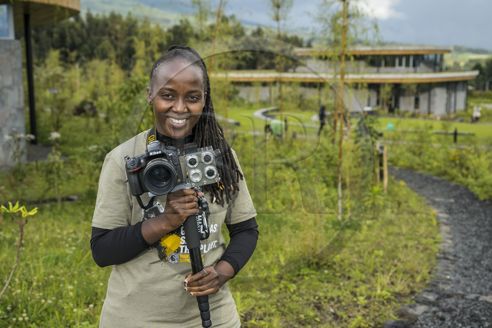 Rwanda, Province du Nord, District de Musanze (Ruhengeri), Kinigi, Campus Ellen DeGeneres du Dian Fossey Gorilla Fund, la zoologiste rwandaise Nadia Niyonizeye armée de son appareil photo équipé d'un laser pour étudier l’évolution de la croissance des gorilles sur le terrain