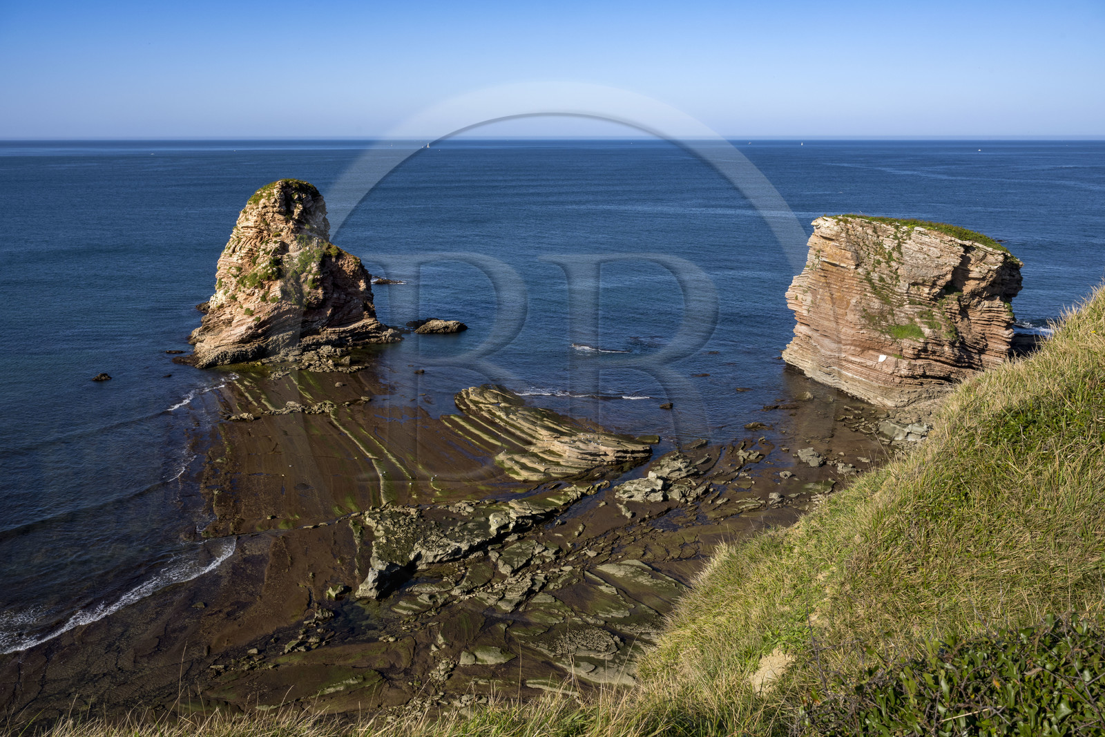 France, Pyrénées-Atlantiques (64), la côte du Pays-Basque, le domaine d'Abbadia géré par le Conservatoire du littoral, rochers des Jumeaux aux falaises de la pointe Sainte-Anne France, Pyrénées-Atlantiques (64), la côte du Pays-Basque, le domaine d'Abbadia géré par le Conservatoire du littoral, rochers des Jumeaux aux falaises de la pointe Sainte-Anne
