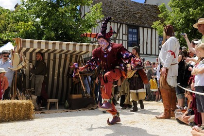 France, Seine et Marne (77), Les Médiévales de Provins, ville classée Patrimoine Mondial de l'UNESCO, place du Châtel, entrée du Fou Gueux (www.le-fou-gueux.com)