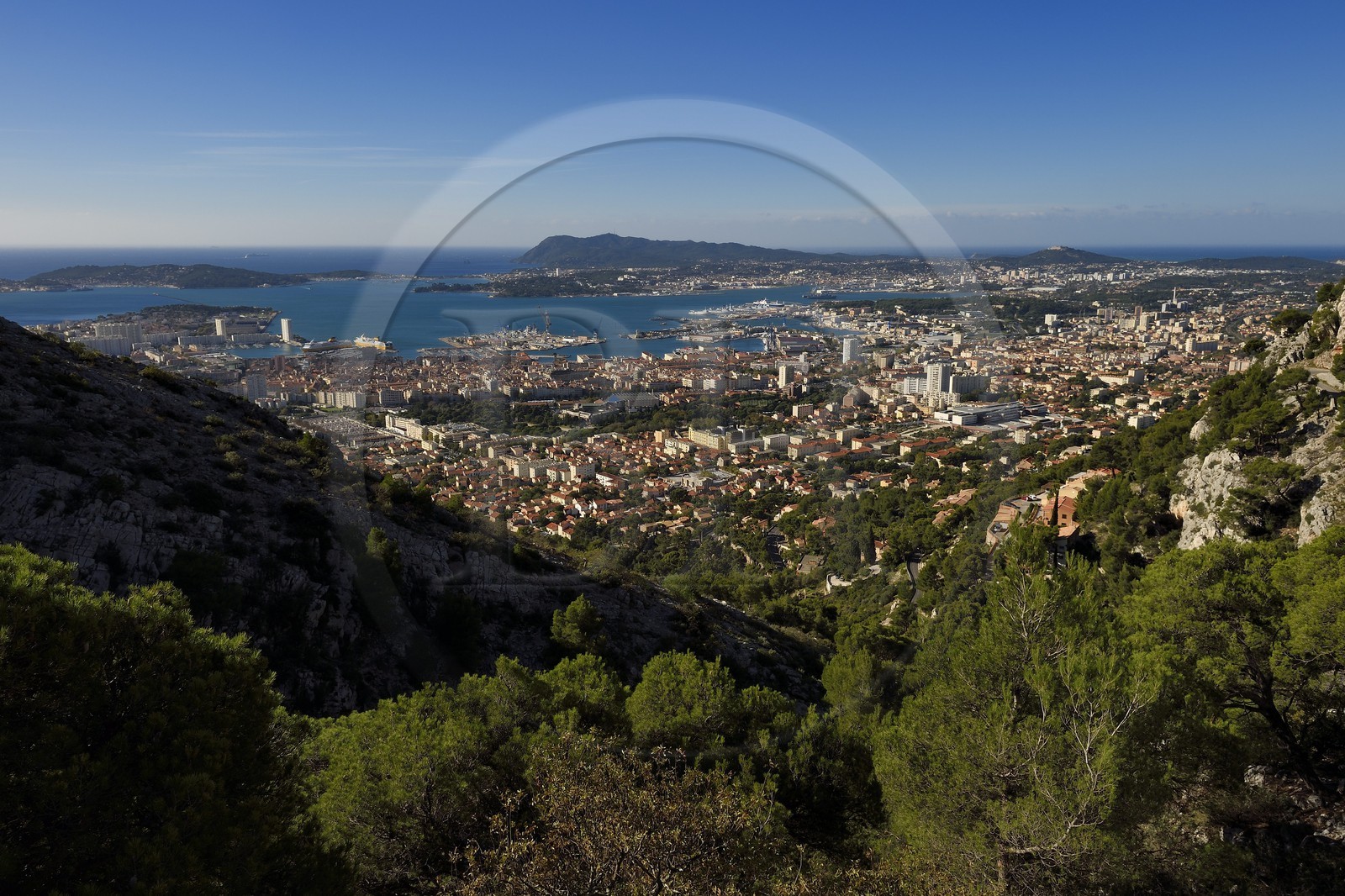 France, Var (83), Toulon, la rade depuis le Mont Faron, la presqu'Ile de Saint-Mandrier et le Cap Sicié en arrière plan France, Var (83), Toulon, la rade depuis le Mont Faron, la presqu'Ile de Saint-Mandrier et le Cap Sicié en arrière plan