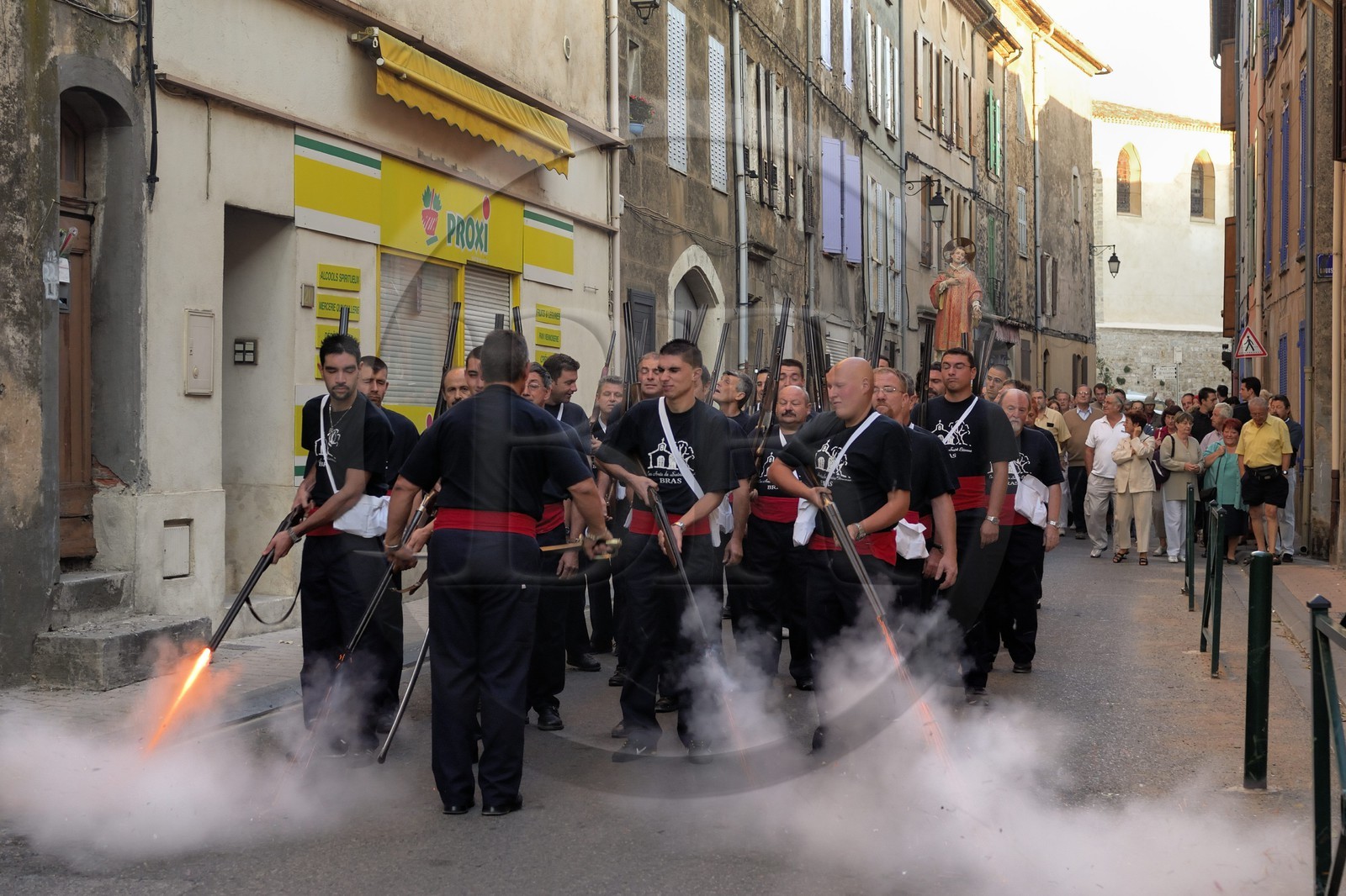 France, Var (83), la Provence Verte, Bras, la Bravade, procession de Saint-Etienne, les bravadeurs tirent des coups de fusils à blanc
