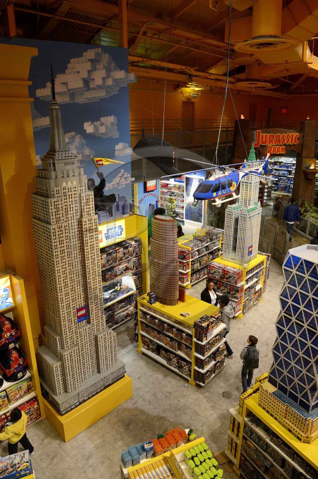 Etats-Unis, New York, Manhattan, Times Square, magasin de jouets ToysRUs, constructions géantes de buildings en Lego Etats-Unis, New York, Manhattan, Times Square, magasin de jouets ToysRUs, constructions géantes de buildings en Lego