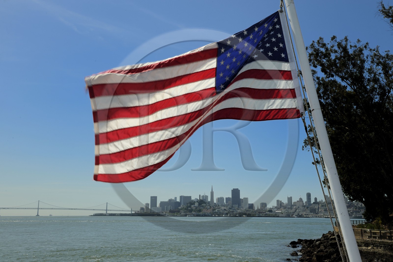 Etats-Unis, Californie, San Francisco et le Bay Bridge sous le drapeau américain depuis Alcatraz