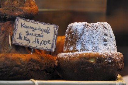 France, Haut Rhin (68), Colmar a Noel, le kougelhopf est la traditionnelle brioche alsacienne aux raisins secs et aux amandes