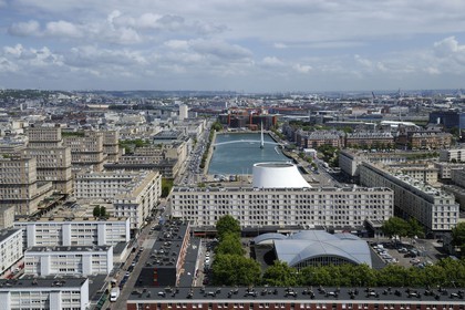France, Seine-Maritime (76), Le Havre, Centre-ville reconstruit du Havre par Auguste Perret classé Patrimoine Mondial de l'UNESCO, immeubles Perret autour du Bassin du Commerce, les halles centrales et le sommet du Volcan réalisé par Oscar Niemeyer