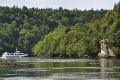 France, Finistere, Quimper region, Plomelin, the Odet river, the Cale de Rosulien, rock from the Saut de la Pucelle in the Vire-Court