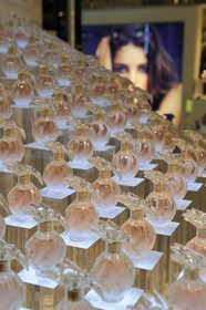 France, Paris (75), le grand magasin des Galeries Lafayette situé boulevard Haussmann, stand de Nina Ricci