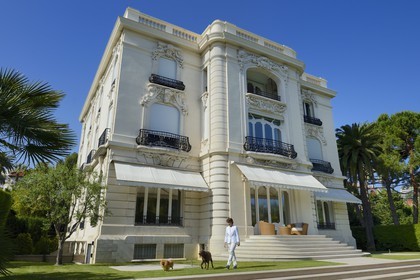 France, Alpes Maritimes, Cannes, the Villa La Californie where Picasso lived, today renamed the Pavillon de Flore by Marina Picasso, Marina Picasso granddaughter of Picasso with her dogs