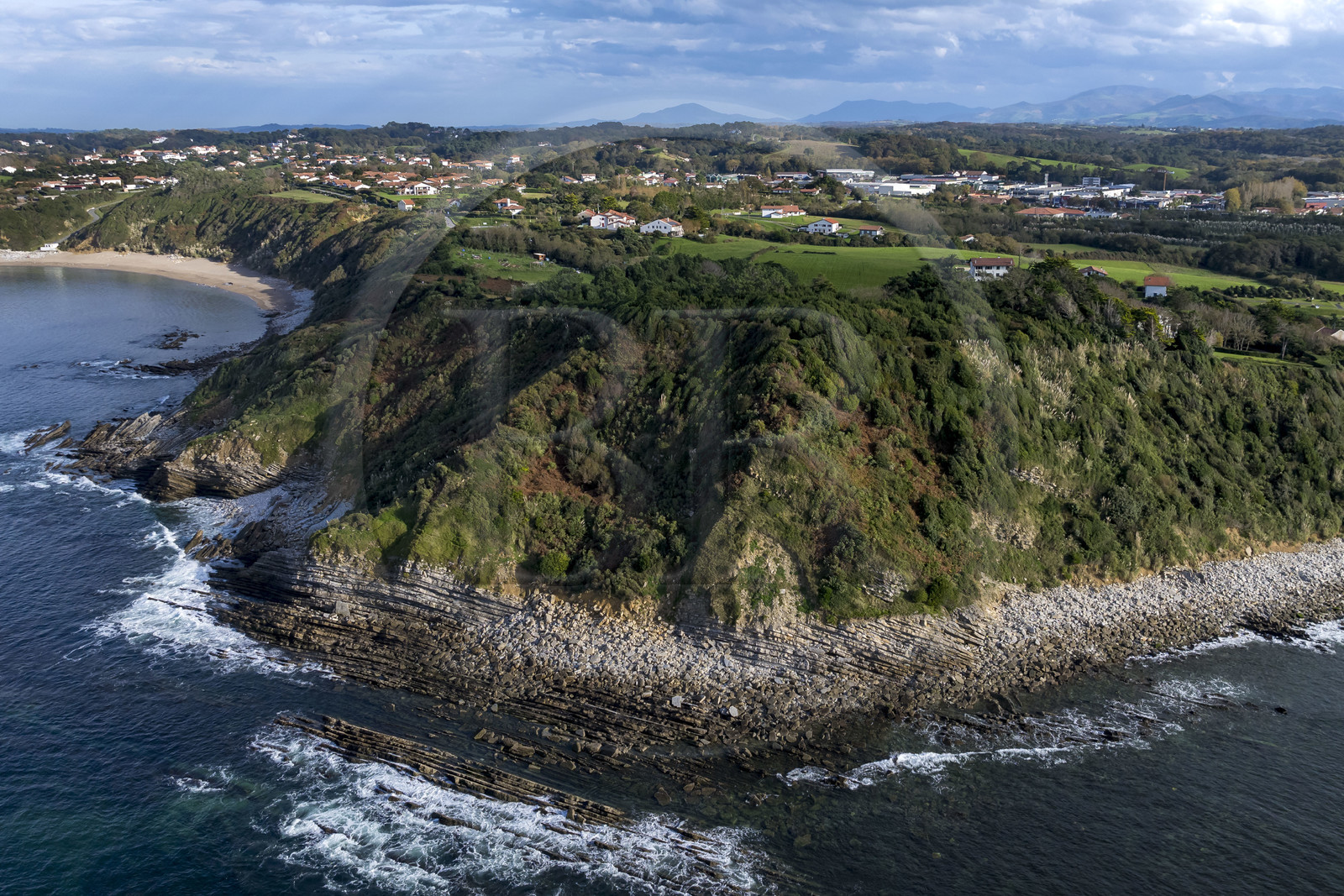France, Pyrénées-Atlantiques (64), la côte du Pays-Basque, Saint-Jean-de-Luz, sentier du littoral sur le GR 8, la pointe entre la plage d’Erromardie et la plage de Lafitenia en arrière plan à gauche (vue aérienne) France, Pyrénées-Atlantiques (64), la côte du Pays-Basque, Saint-Jean-de-Luz, sentier du littoral sur le GR 8, la pointe entre la plage d’Erromardie et la plage de Lafitenia en arrière plan à gauche (vue aérienne)
